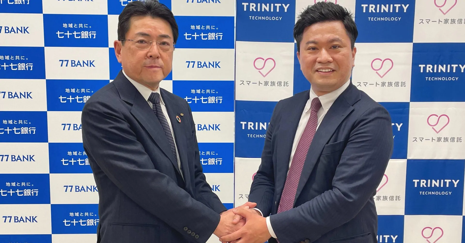 株式会社七十七銀行 常務取締役 小野寺様(左)/トリニティ・テクノロジー株式会社 代表取締役 磨(右)